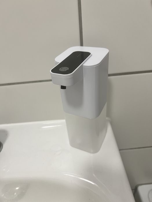 Bezdotykowy automatyczny dozownik mydła