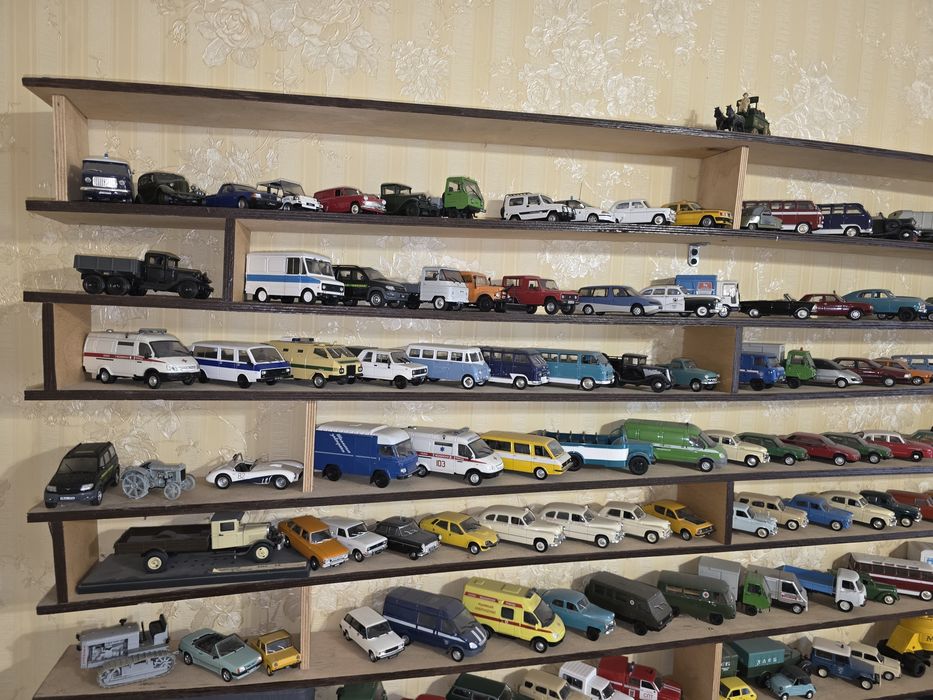Машинки коллекционые масштаб 1/43