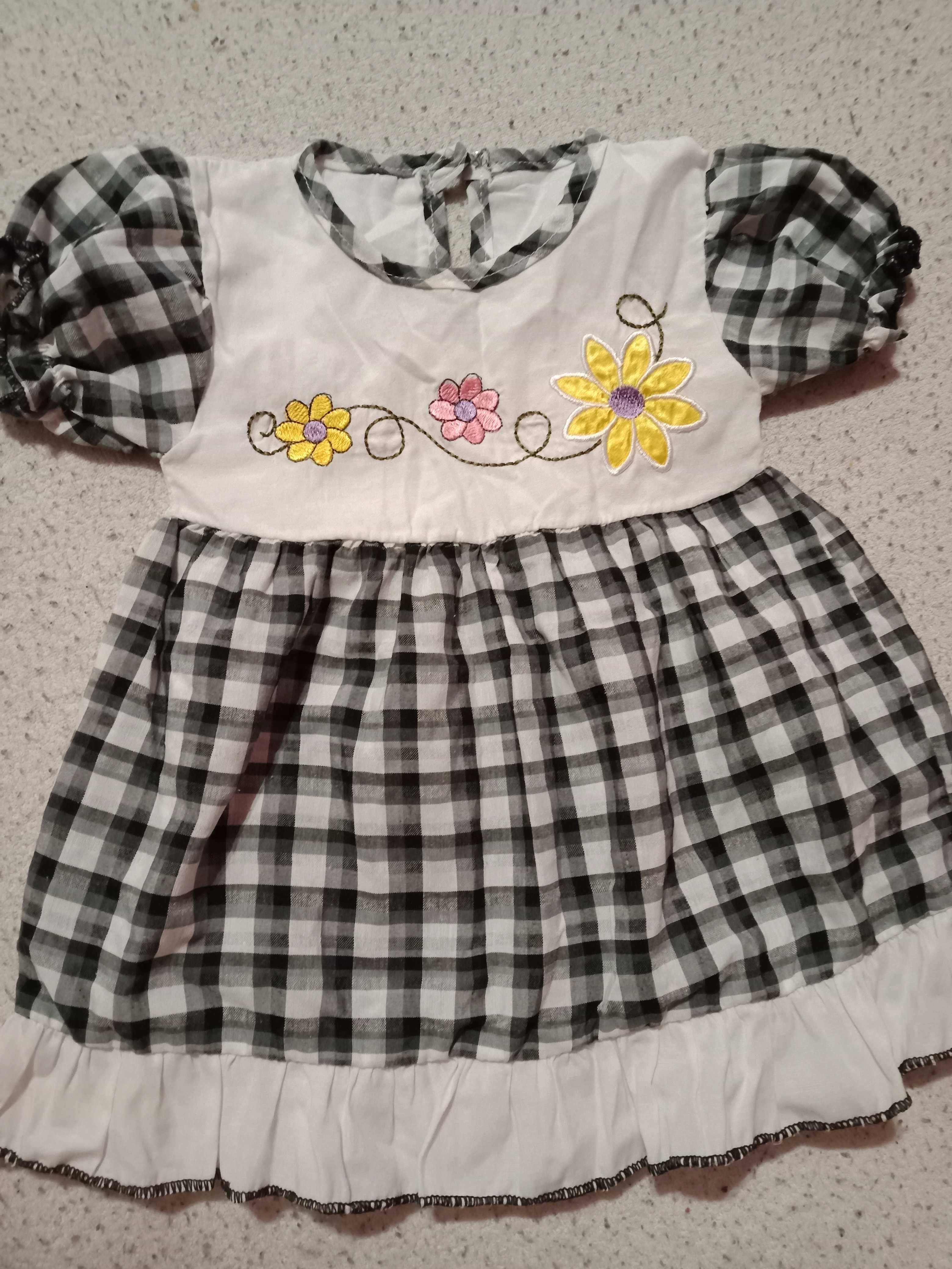 Biała/czarna sukienka z krótkim dla dziewczynki w kratkę z kwiatami 74