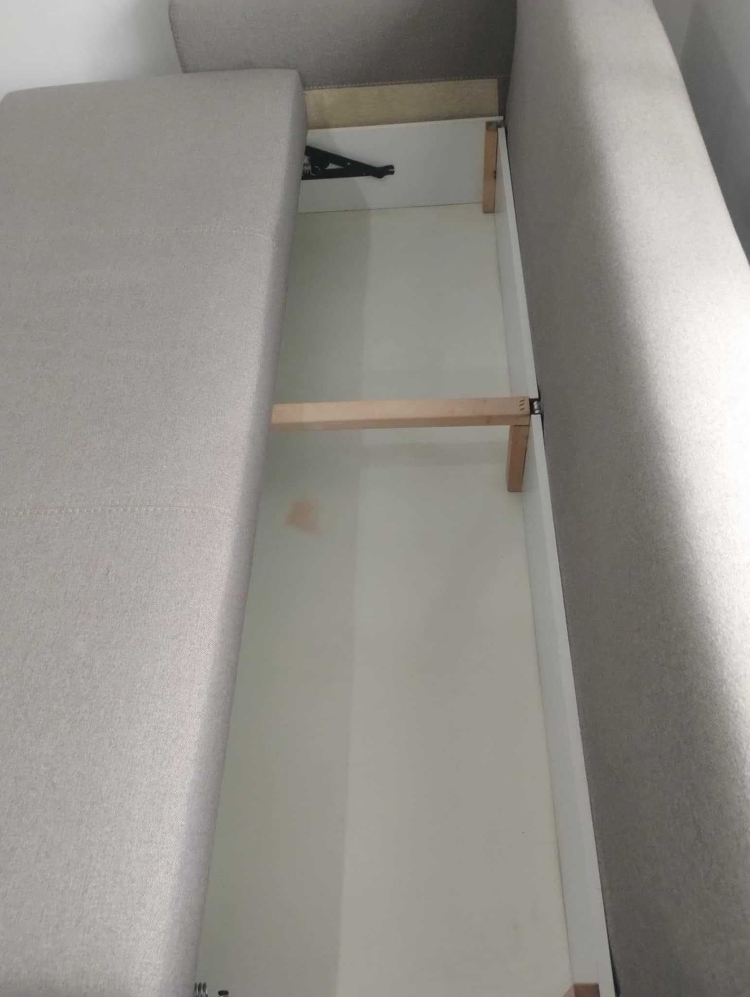 Rozkładana sofa z poduszkami