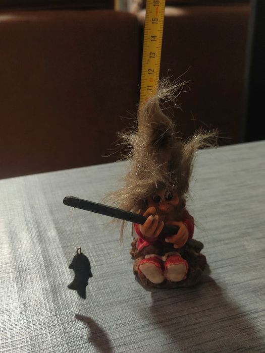 Figura Troll Pescador Vintage
Troll nórdico clássico sentado a pescar