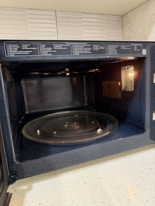 Мікрохвильова піч SAMSUNG модель: GE88SUT