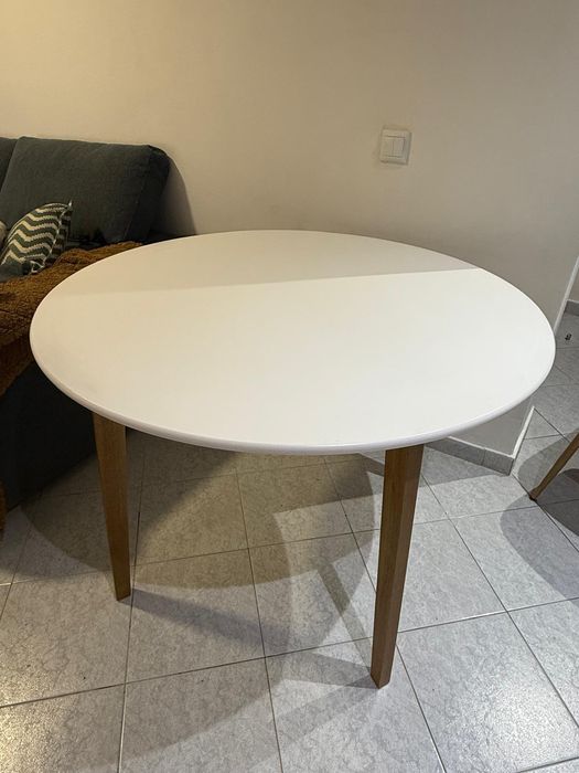 Mesa redonda branca com 4 cadeiras (Ler descrição)