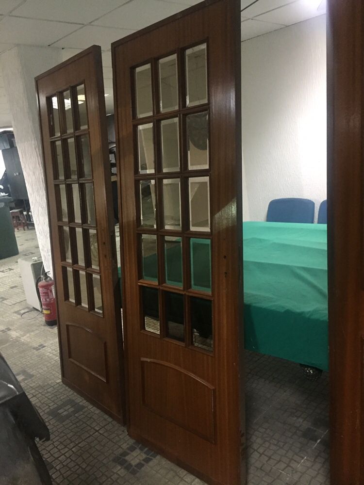 portas com 2m de altura por 75cm de largo impecável