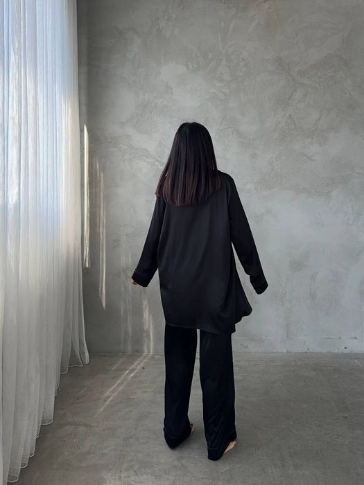 Класична чорна піжама з глибоким V-вирізом