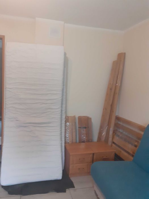 Dwa łóżka z materacem sprzedam