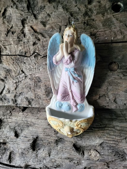 Biskwit Anioł z porcelany kropielnica