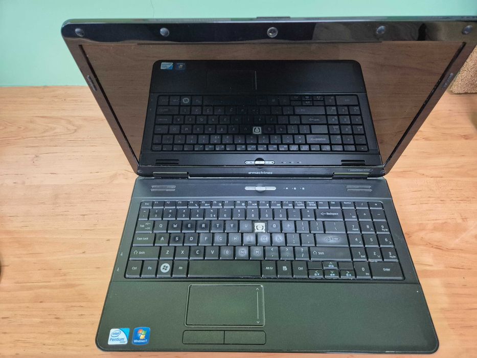 Laptop ACER eMachines E725