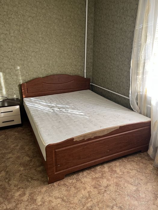 Двоспальне ліжко з каркасним матрацом з підйомником з нішею для постіл