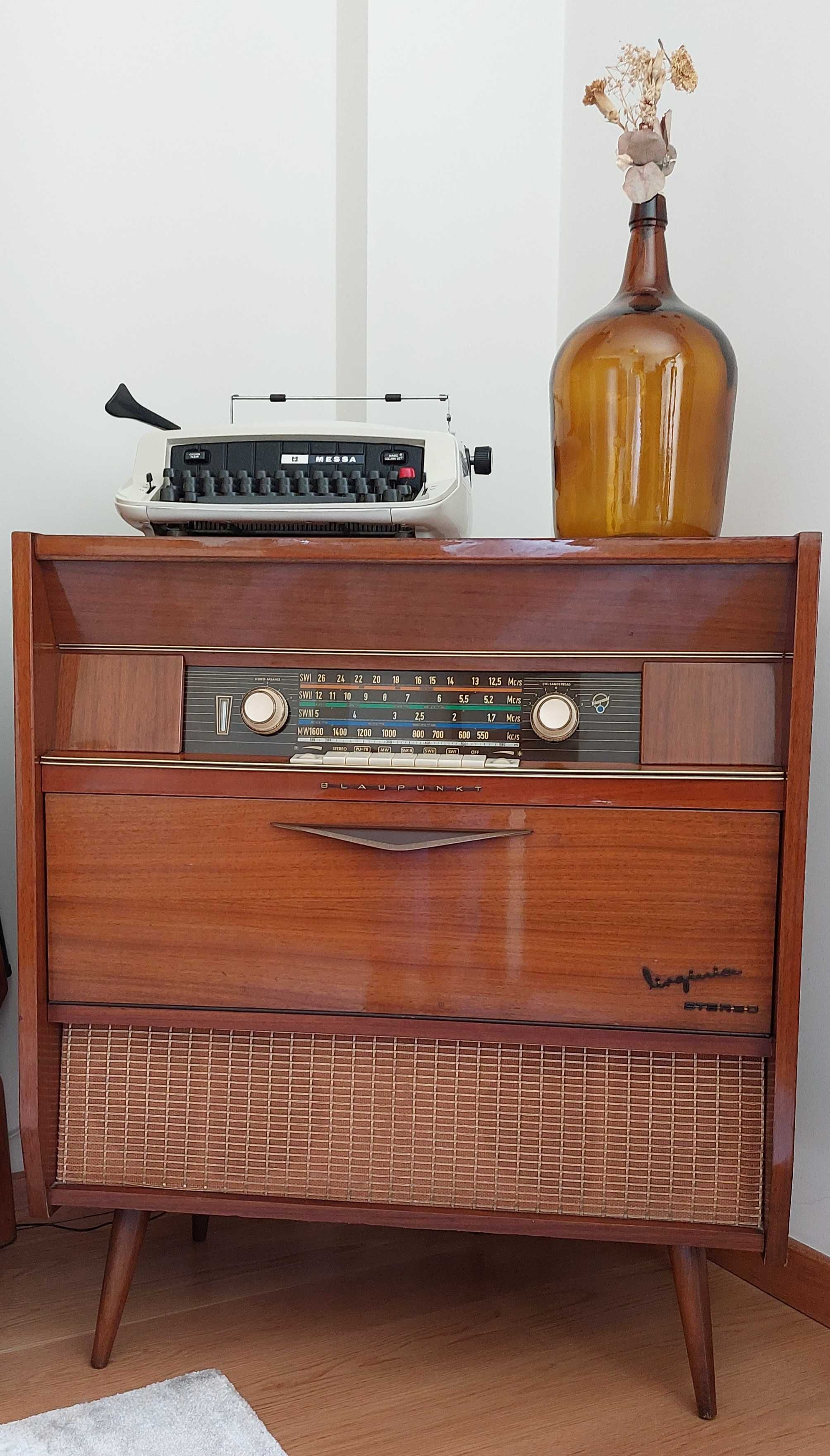 Móvel rádio e gira discos Blaupunkt C/Bluetooth