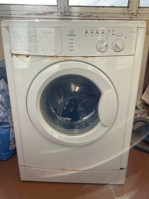 Продам пральну машину Indesit wisl 102