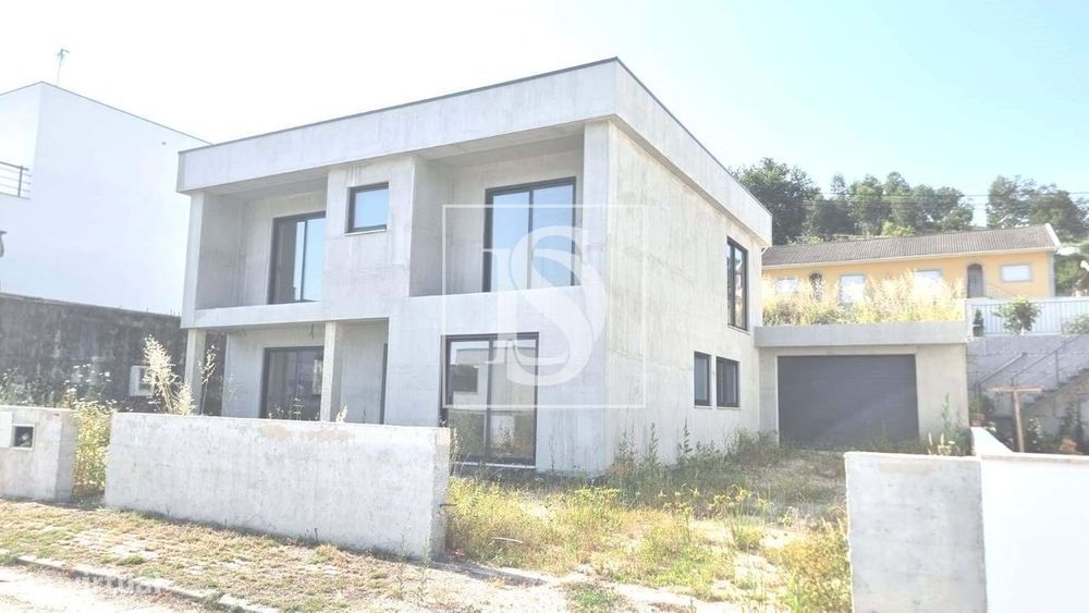 Moradia T3 independente, em construção, na Póvoa de Lanhoso