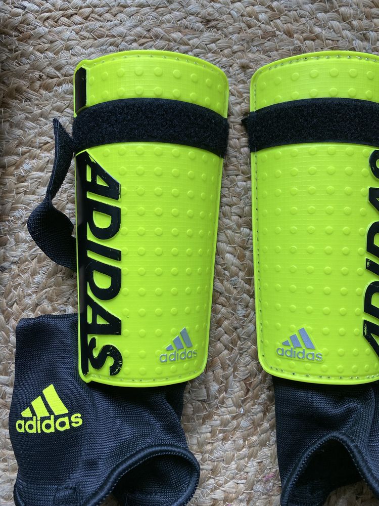 Caneleiras de futebol da Adidas
