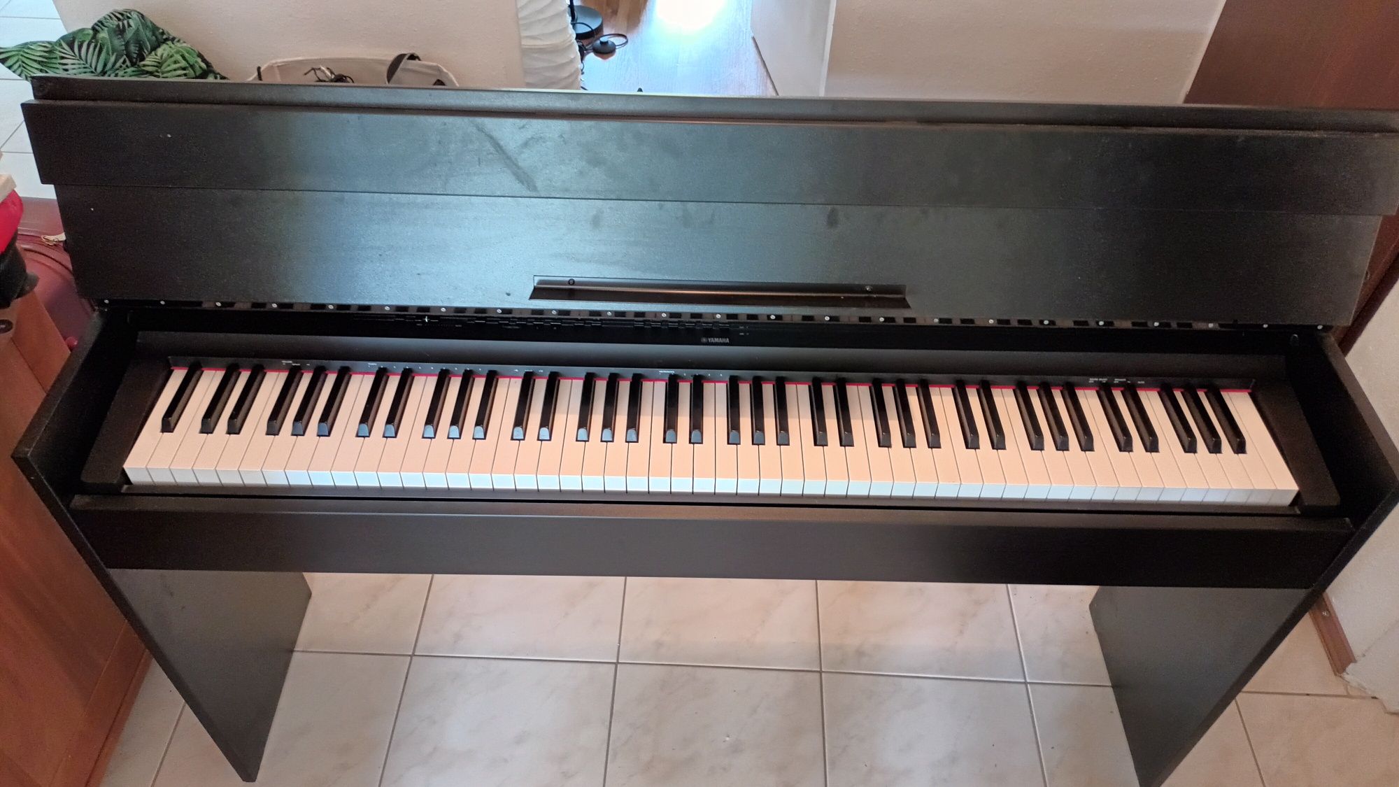 Pianino cyfrowe Yamaha P-125 z drewnianym statywem