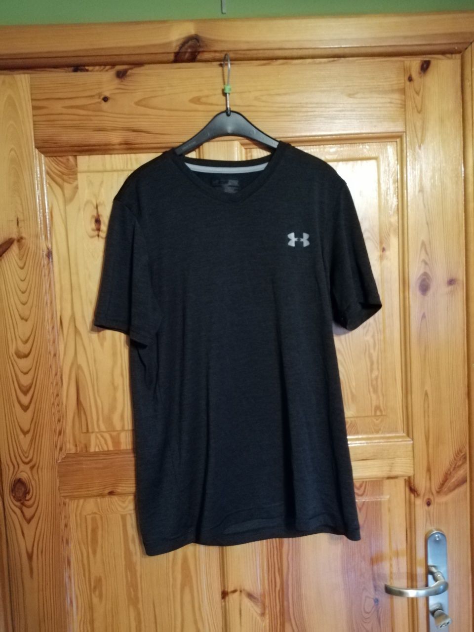 Czarna koszulka T shirt V neck Under Armour M