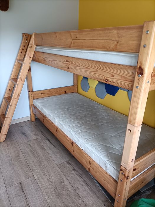 Sosnowe łóżko piętrowe