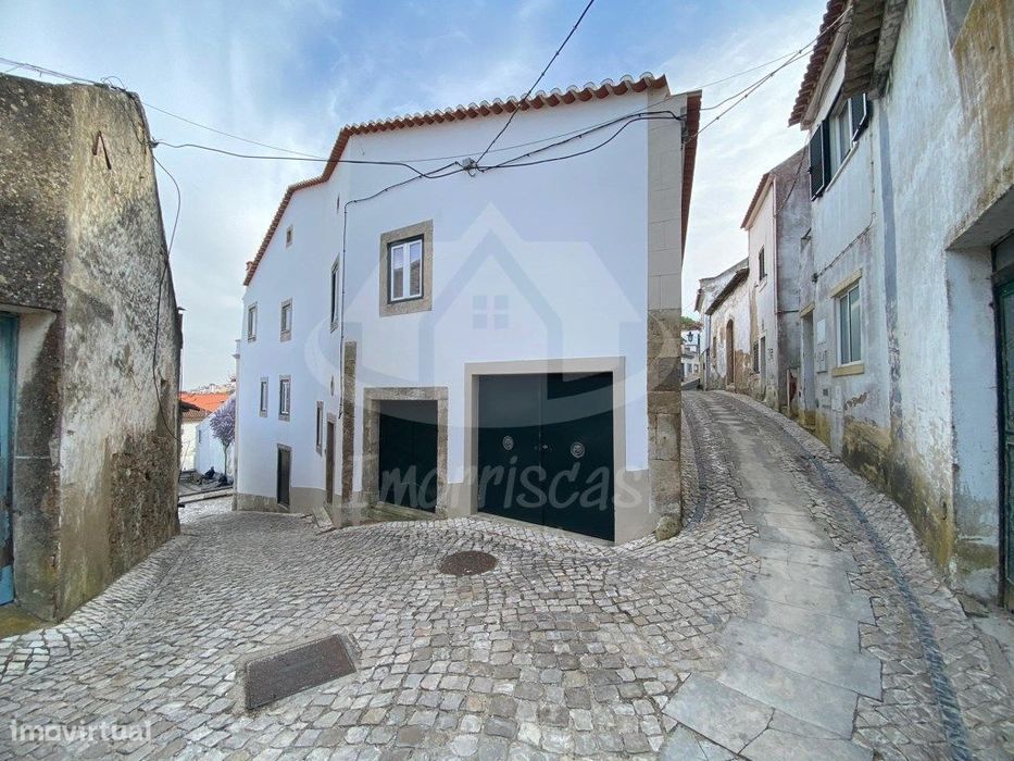 Prédio de 3 andares para recuperação na zona histórica de Alenquer