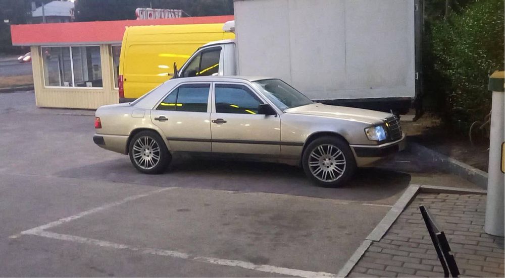 Мереседес w 124 1986 г е 260 под ремонт