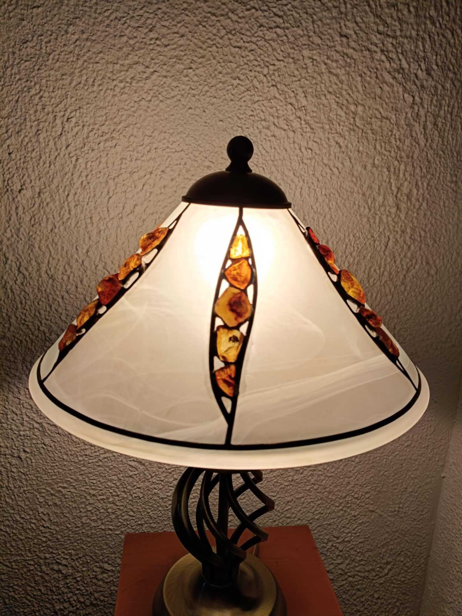 Lampka na mosiężnej podstawce
