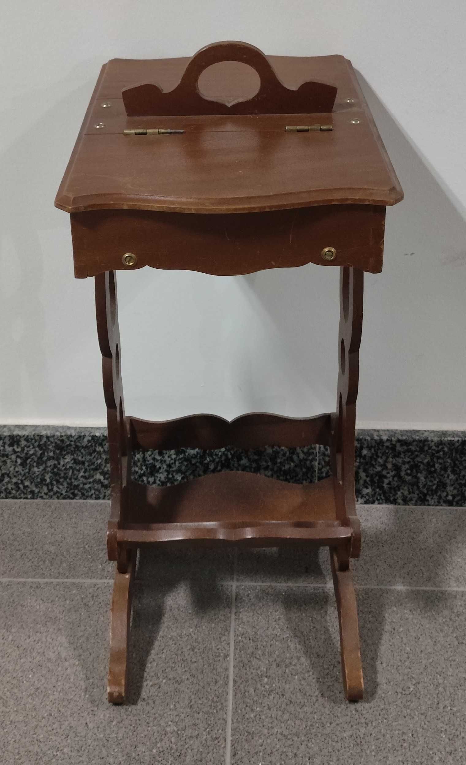 Pequena mesa caixa de costura