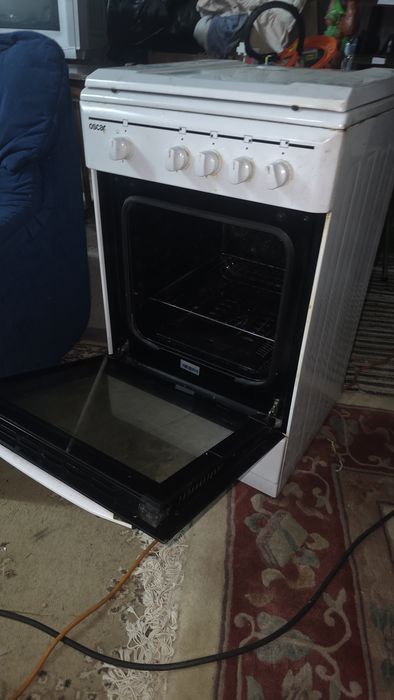 Fogão com forno em branco