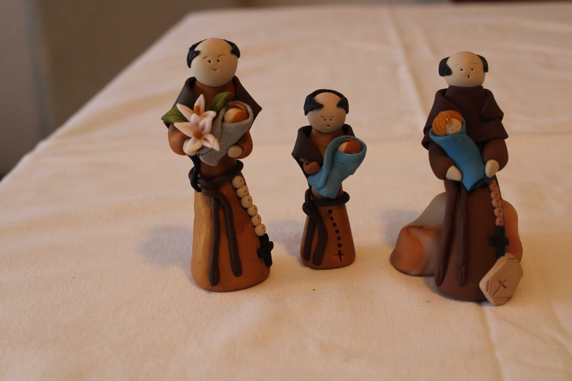 3Figuras  de Santo António, em barro e pintado, assinado Lurdes Alves