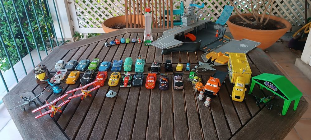 Brinquedos carros e aviões pixar