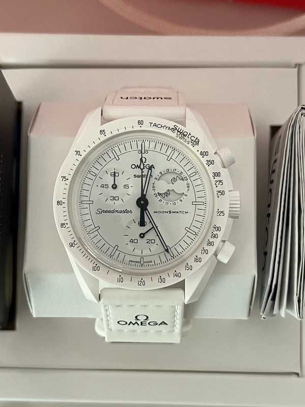 SO33W700 Omega x Swatch Snoopy：Biały Zegarek z Snoopym