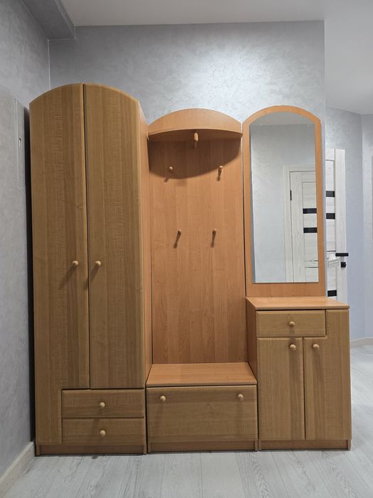 Продам прихожу в коридор.