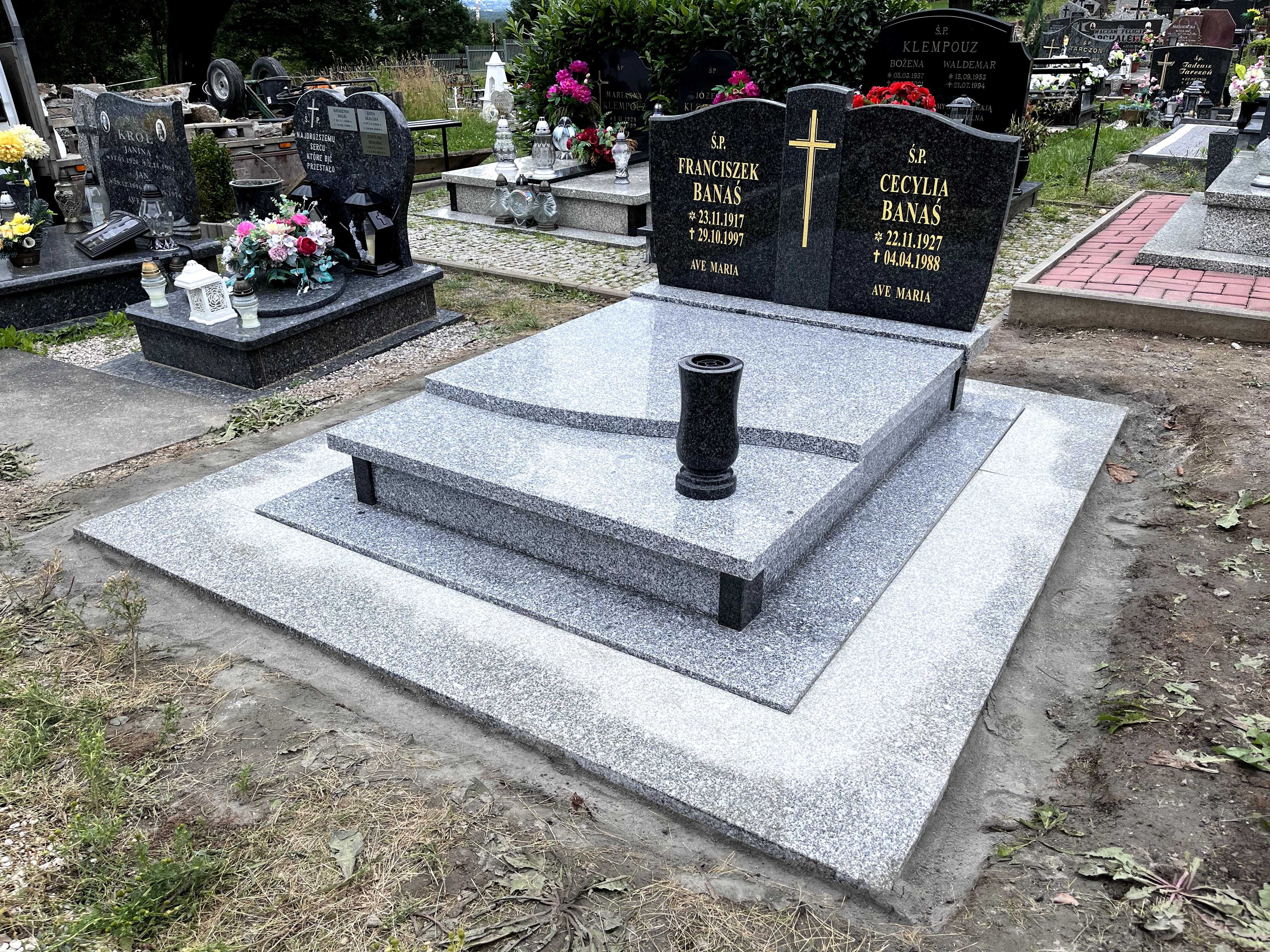 Nagrobek granitowy PODWÓJNY BRYŁA