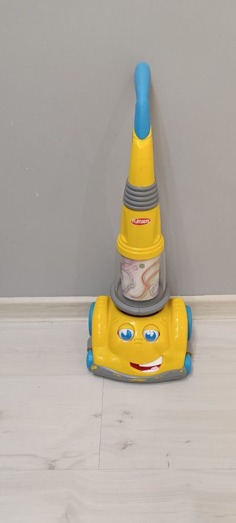 Zabawkowy odkurzacz playskool wydaje dźwięki, otwiera i zamyka oczy, k