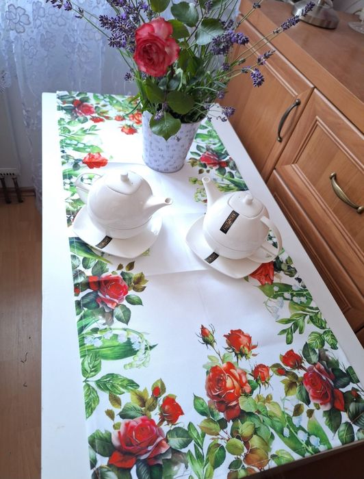 Piękny bieżnik w kwiaty róże