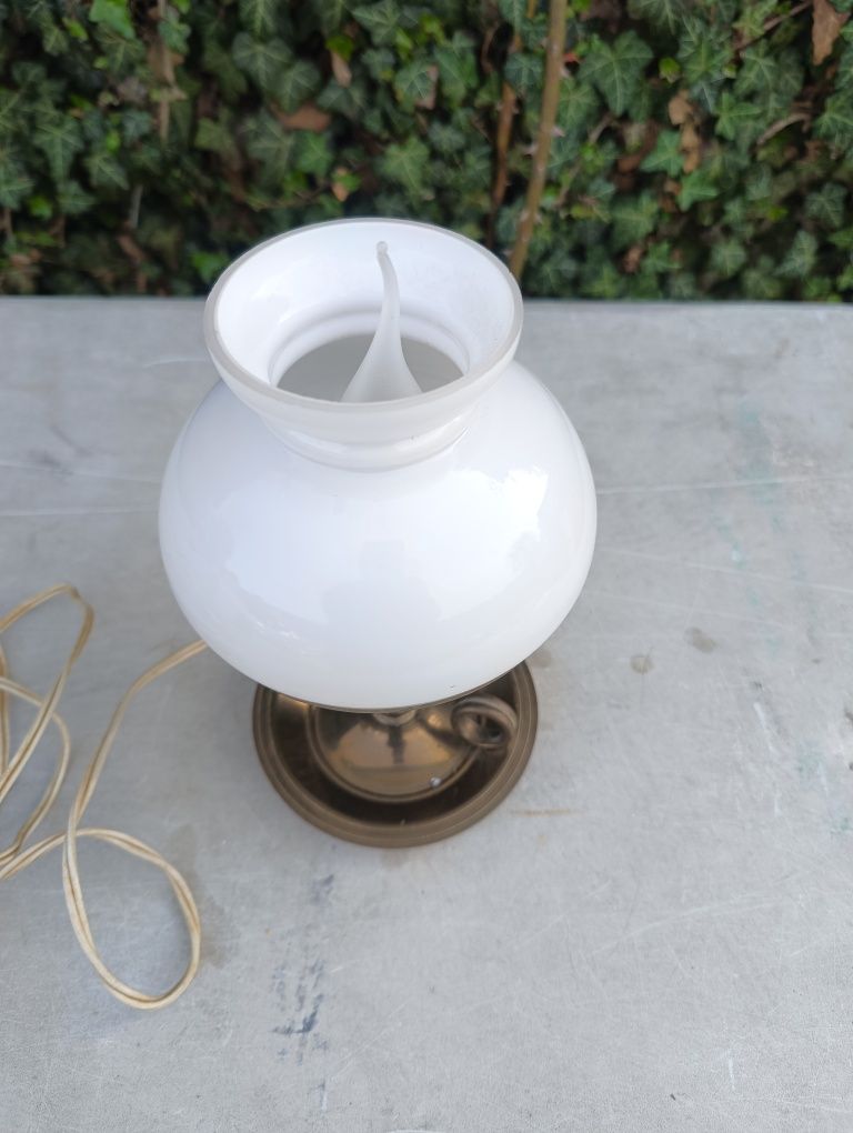 Stylowa lampka na mosiężnej podstawie