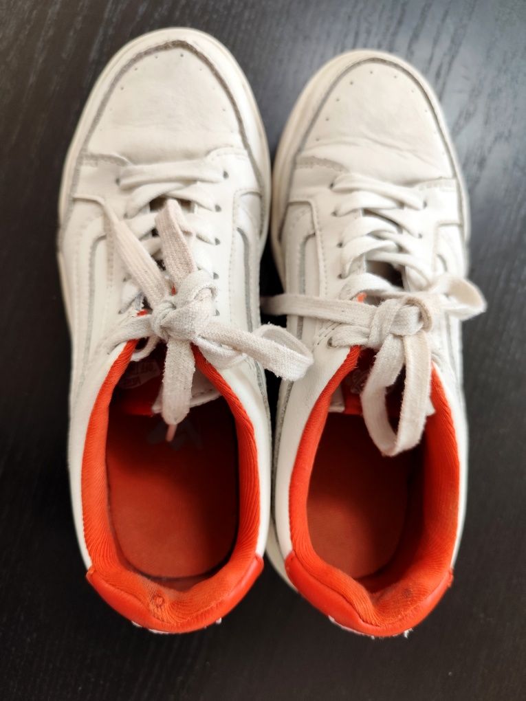 Sapatilhas brancas marca Vans (Tam. 36)