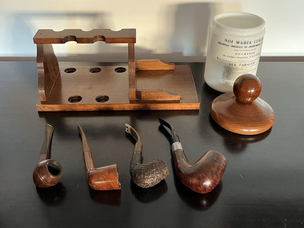 Suporte antigo em madeira com 2 cachimbos e frasco para tabaco