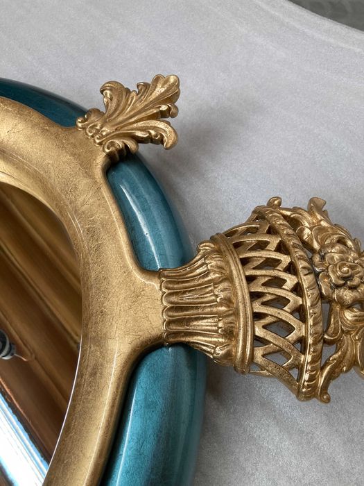 Espelho de parede em talha e folha dourada.