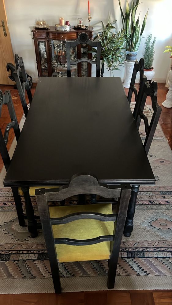 Conjunto de Mesa + 6 Cadeiras + Móvel em Madeira Maciça