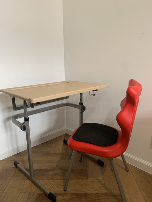 Biurko kreślarskie regulowane dla dziecka