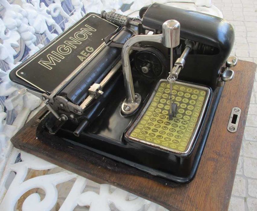 Maquina escrever com 120 anos com caixa