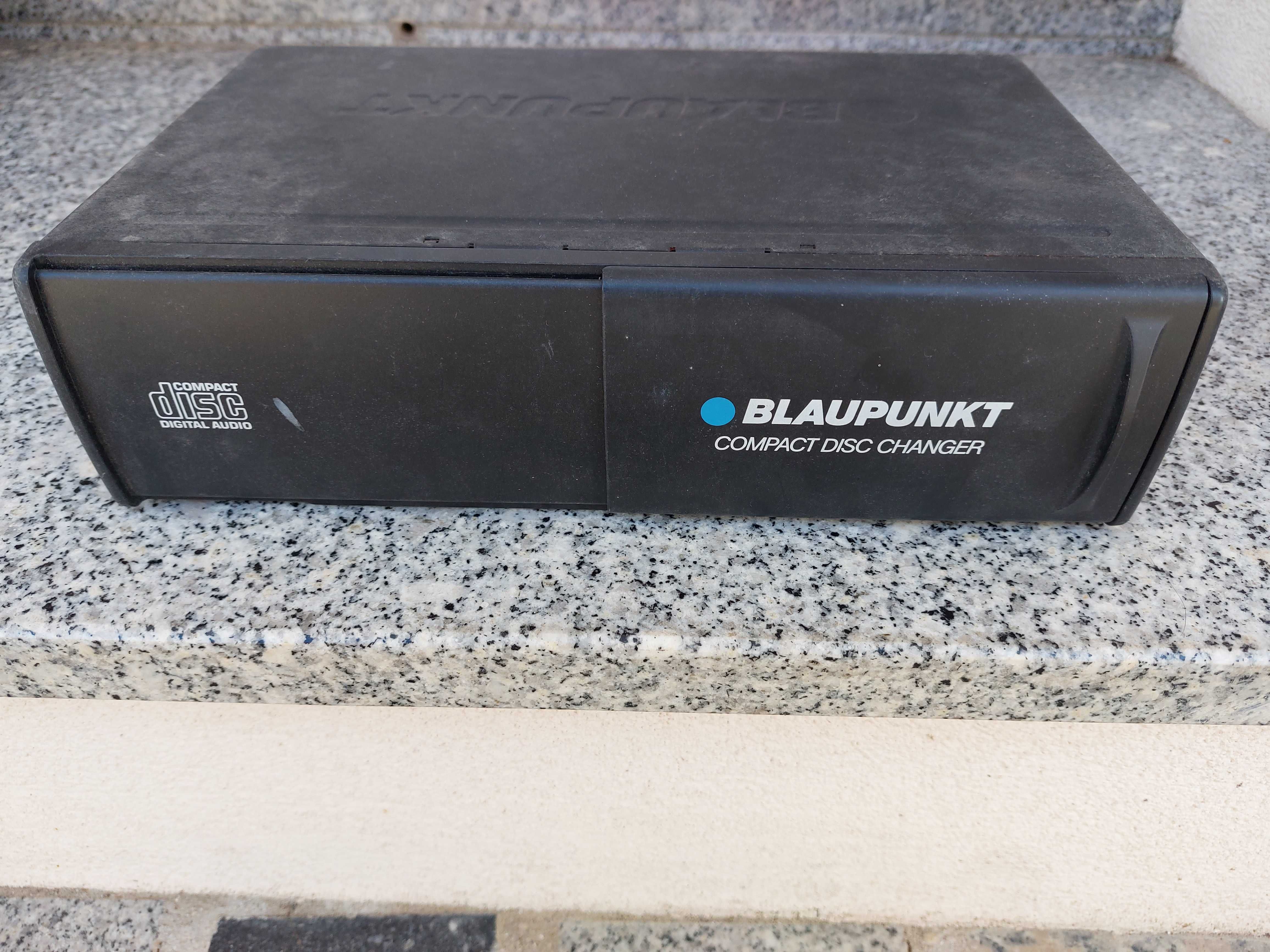 Vendo  caixa de cds marca blaupunkt