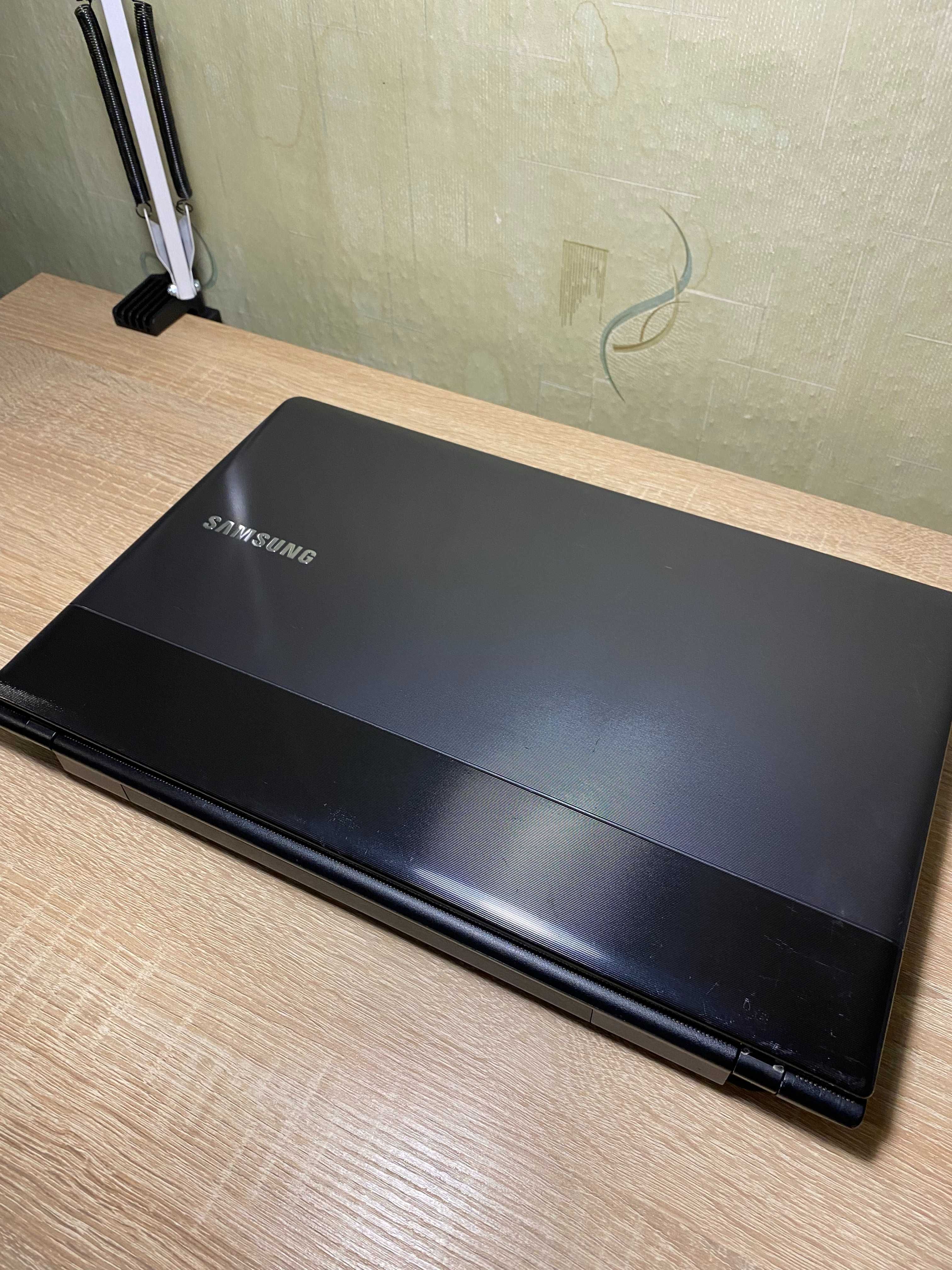 Ноутбук Samsung NP300e5x
