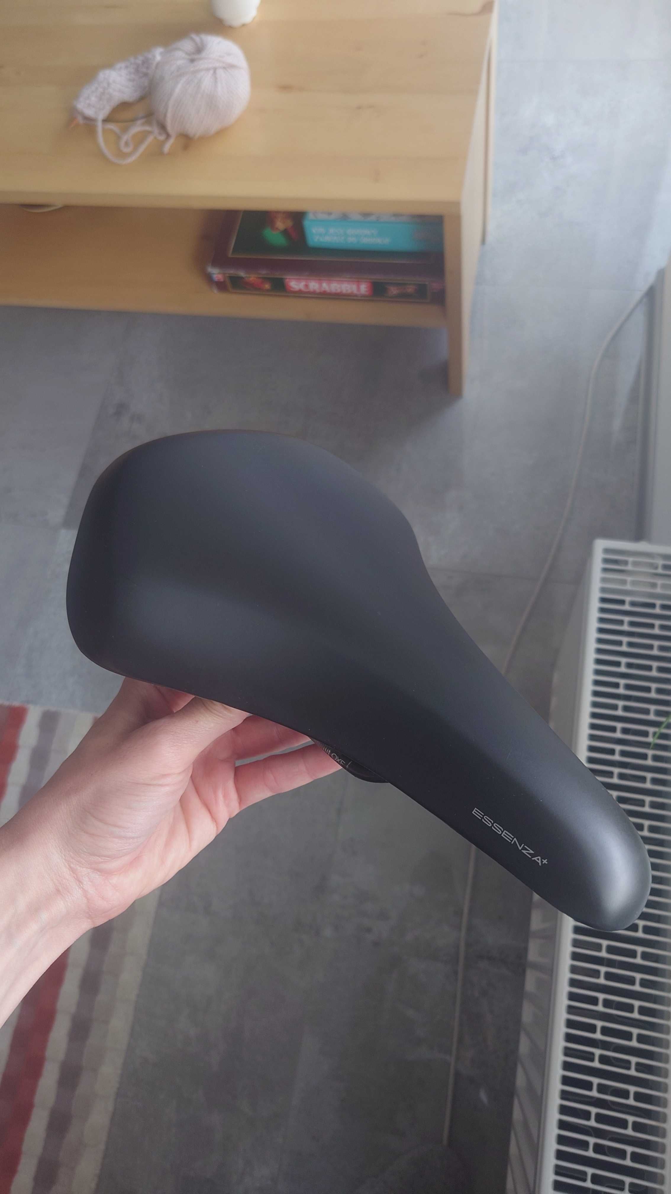 Siodełko rowerowe Selle Royal Essenza Plus oraz dzwonek