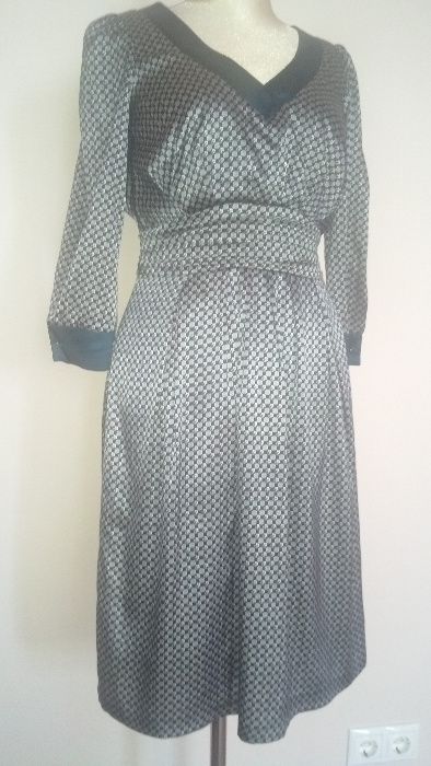 Легкое платье из тонкого шелкового атласа фирмы BGN