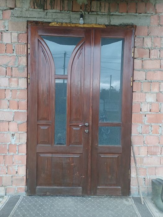 Вхідні двері з дерева, в хорошому стані