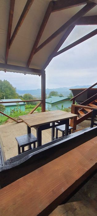 Великий Чан під відкритим небом з гарним краєвидом на гори