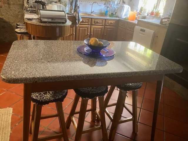 Mesa de apoio a cozinha c/ 3 bancos em madeira.