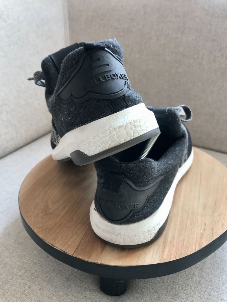 Sneakersy Bullboxer pełne materialowe 40