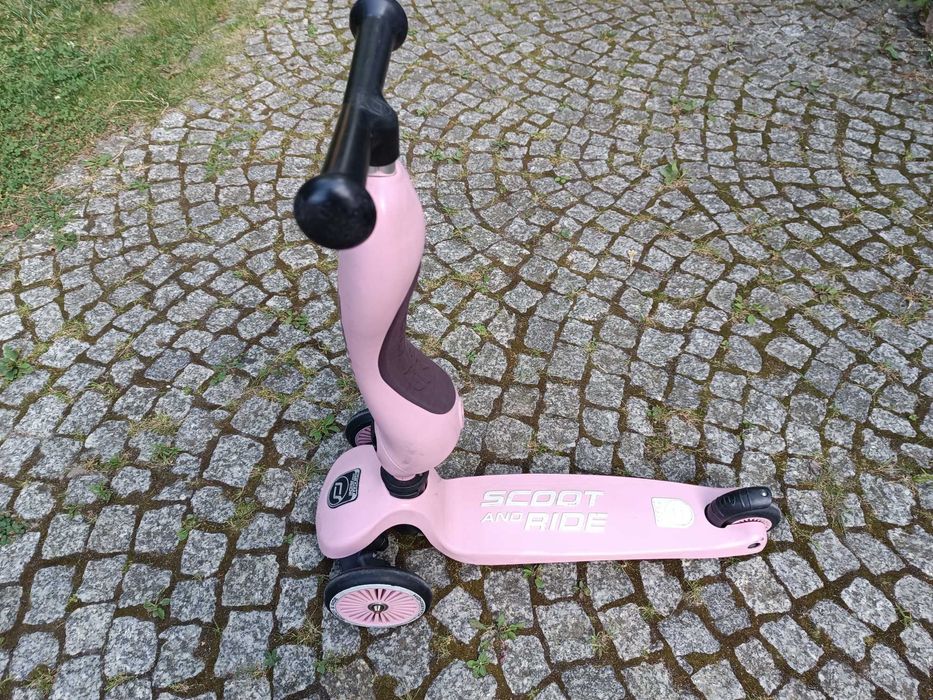 Różowa hulajnoga 2w1 Scoot&Ride – od jeździka do hulajnogi