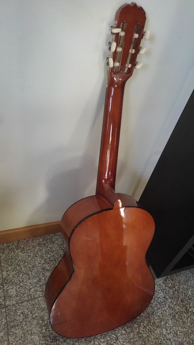 Guitarra clássica com um metro de altura