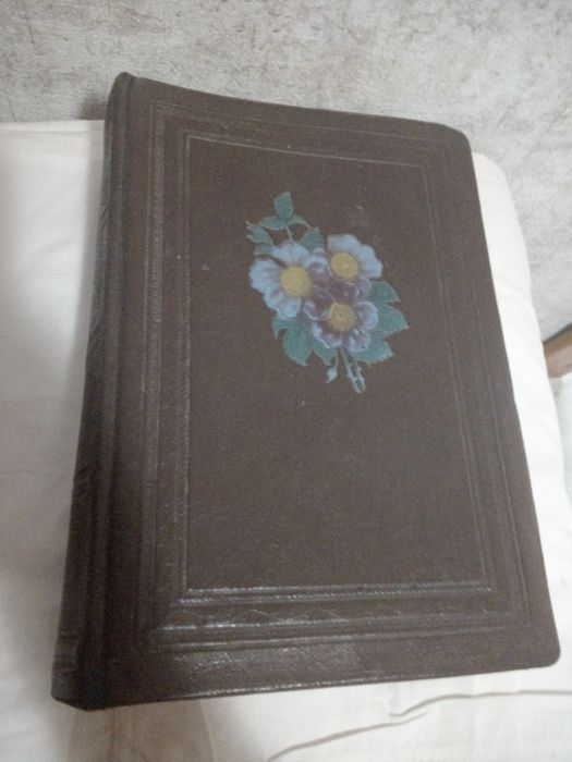 Старинный кожаный альбом для фотографий